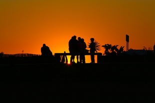 Gente al tramonto